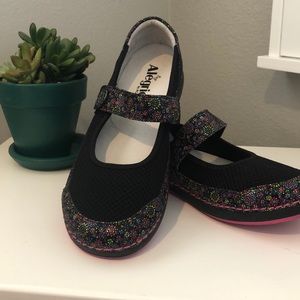 NWOT Alegria floral Mary Janes